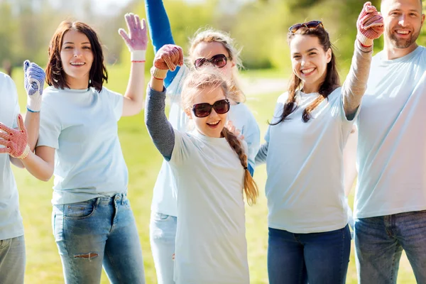 Groep vrijwilligers vieren van succes in park — Stockfoto