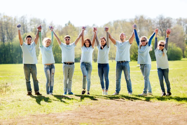 Grupa wolontariuszy, które świętuje sukces w parku — Zdjęcie stockowe