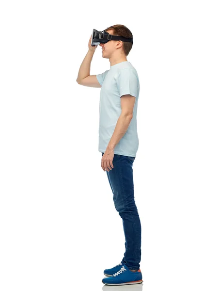 Homem feliz no fone de ouvido realidade virtual ou óculos 3d — Fotografia de Stock