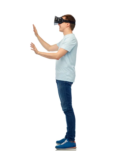 Homem feliz no fone de ouvido realidade virtual ou óculos 3d — Fotografia de Stock