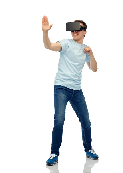 Hombre en auriculares de realidad virtual o gafas 3d — Foto de Stock