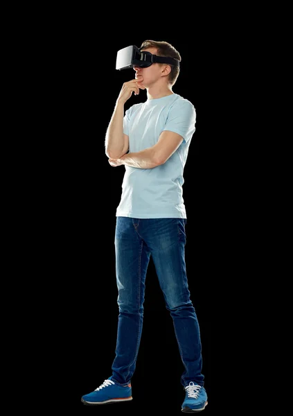 Hombre feliz en auriculares de realidad virtual o gafas 3d — Foto de Stock