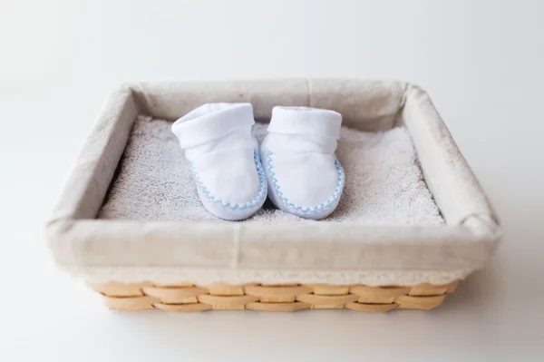 Close-up de botas de bebê para menino recém-nascido na cesta — Fotografia de Stock
