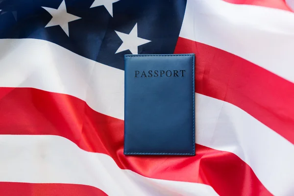 Primo piano della bandiera americana e del passaporto Foto Stock