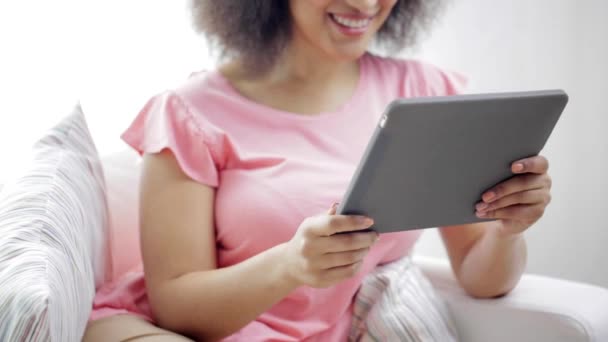 Mulher americana africana com tablet pc em casa — Vídeo de Stock