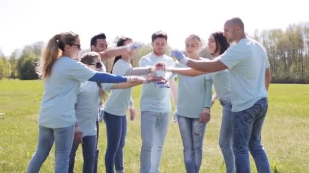 Grupa wolontariuszy, kładąc ręce na górze w parku — Wideo stockowe