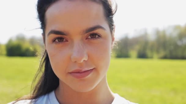 Cara de feliz sonriente joven al aire libre — Vídeo de stock