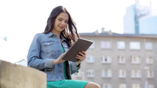 Šťastná mladá žena nebo dospívající dívka s tablet pc — Stock video