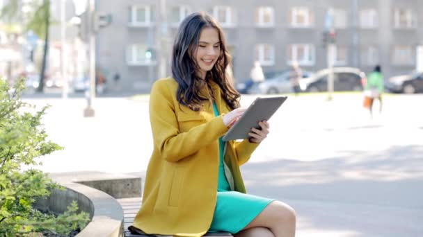 Feliz joven mujer o adolescente con tableta pc — Vídeos de Stock