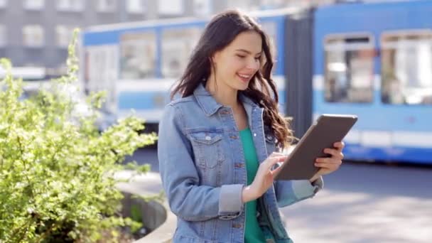 Glückliche junge Frau oder Teenager-Mädchen mit Tablet-PC — Stockvideo