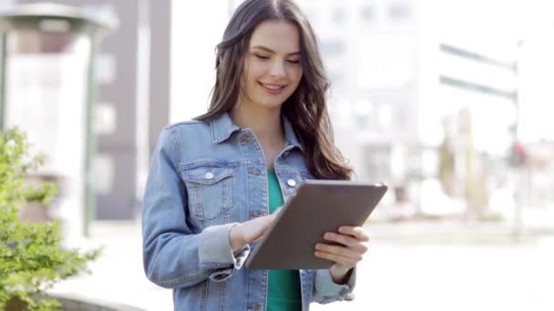 Feliz joven mujer o adolescente con tableta pc — Vídeos de Stock