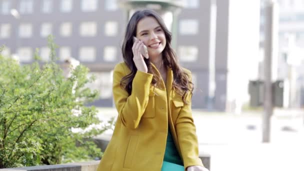 Щаслива жінка або дівчина-підліток телефонує на смартфон — стокове відео