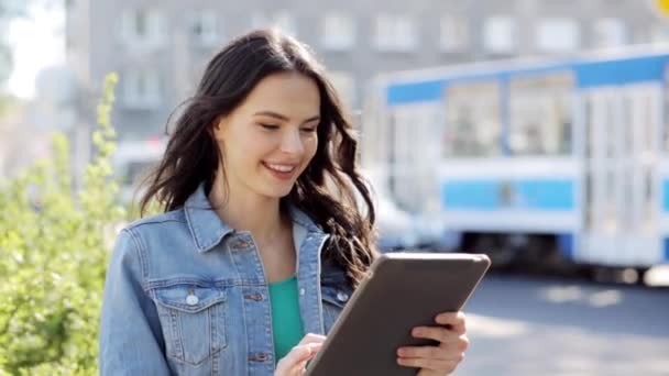 Glückliche junge Frau oder Teenager-Mädchen mit Tablet-PC — Stockvideo