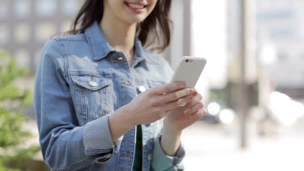 Feliz joven mujer o adolescente con teléfono inteligente — Vídeo de stock