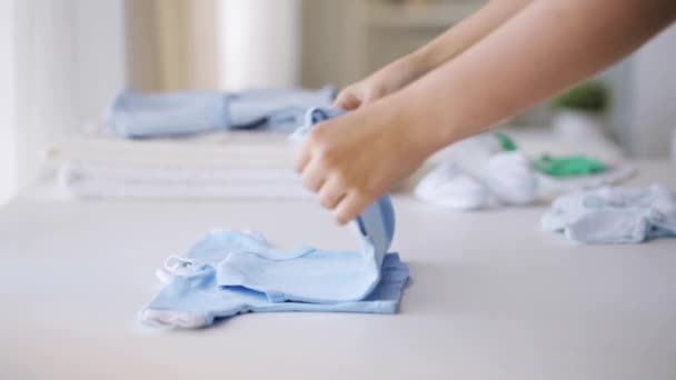 Femme mains pliant bébé garçons vêtements à la maison 2 — Video