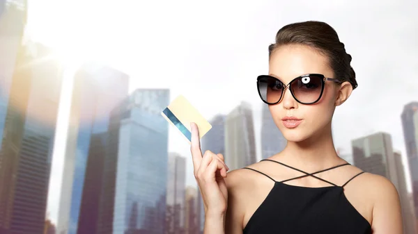 Hermosa mujer joven en elegantes gafas de sol negras — Foto de Stock