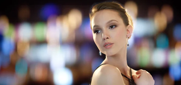 Mooie jonge Aziatische vrouw met earring — Stockfoto