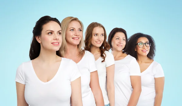 Grupo de felices mujeres diferentes en camisetas blancas — Foto de Stock