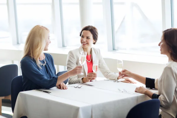 Donne felici che bevono champagne al ristorante — Foto Stock