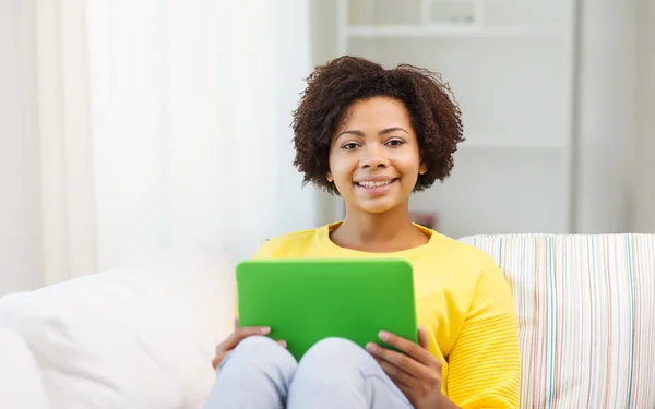 Gelukkig african american vrouw met tablet pc — Stockfoto