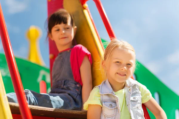 Glada barn på lekplats — Stockfoto