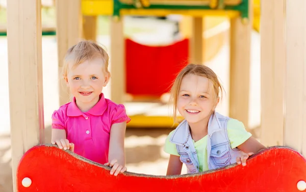 Glückliche Mädchen auf Kinderspielplatz — Stockfoto