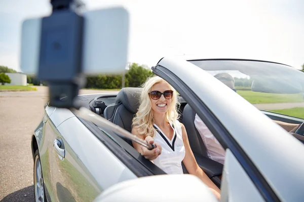 Casal feliz no carro tomando selfie com smartphone — Fotografia de Stock