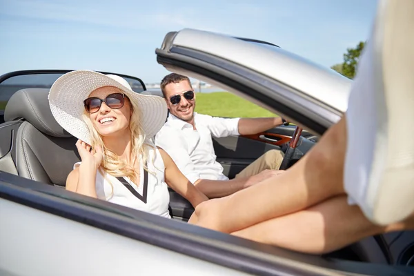 Feliz hombre y mujer conduciendo en coche cabriolet — Foto de Stock