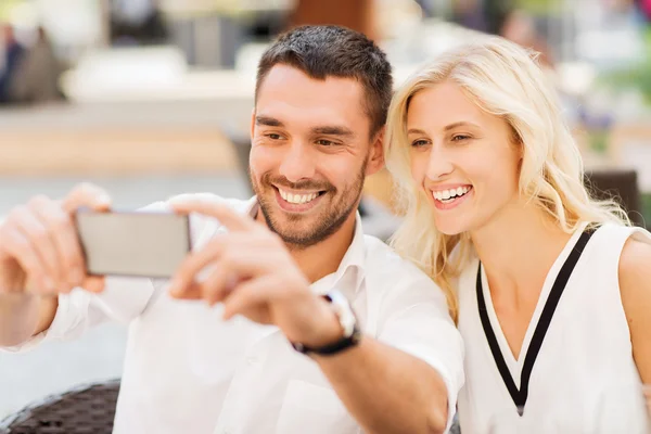 Casal feliz tomando selfie com smartphone no café — Fotografia de Stock