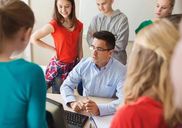 Gruppo di studenti e insegnante in classe scolastica — Foto Stock