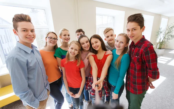 Grupa studentów biorąc selfie z smartphone — Zdjęcie stockowe