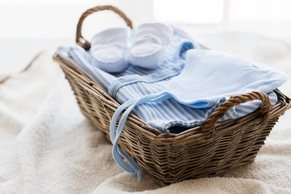 Close up van de kleren van de baby voor pasgeboren jongen in mand — Stockfoto