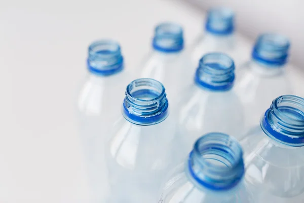 Primo piano di bottiglie di plastica usate vuote sul tavolo — Foto Stock