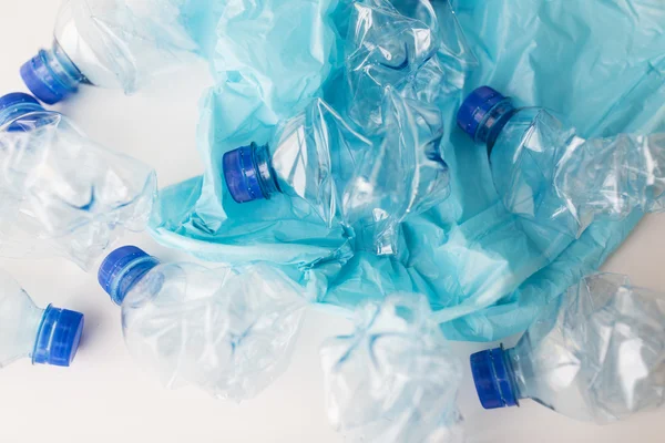 Κοντινό πλάνο χρησιμοποιημένα πλαστικά μπουκάλια και σκουπίδια τσάντα — Φωτογραφία Αρχείου