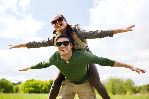 Açık havada eğleniyor sırt çantaları ile mutlu çift — Stok fotoğraf