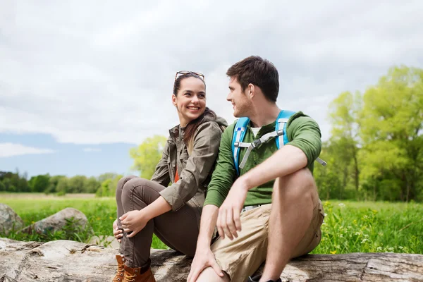 自然の中でバックパックが付いているカップルの笑みを浮かべてください。 — ストック写真