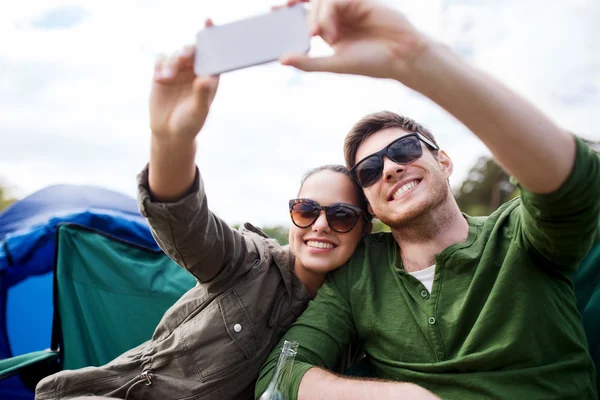 Aantal reizigers selfie te nemen door smartphone — Stockfoto