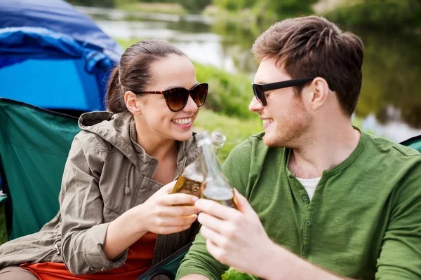 Feliz casal clinking bebidas na tenda do acampamento — Fotografia de Stock