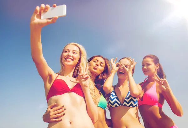 Grupa kobiet uśmiechający się co selfie na plaży — Zdjęcie stockowe
