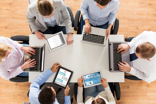 Equipe de negócios com laptop e tablet pc — Fotografia de Stock