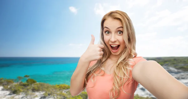 Happy woman taking selfie — Stock Photo, Image