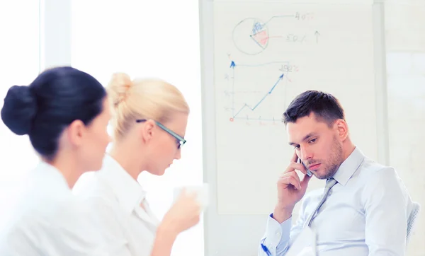 Stressato capo di sesso maschile sulla riunione di lavoro — Foto Stock