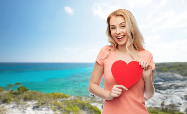 Mulher feliz com forma de coração vermelho — Fotografia de Stock