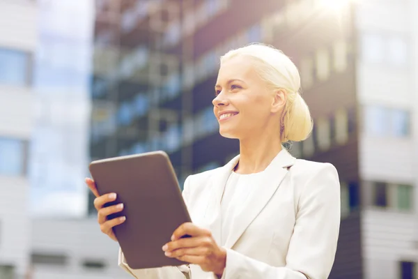 Mujer de negocios sonriente con tableta pc al aire libre —  Fotos de Stock