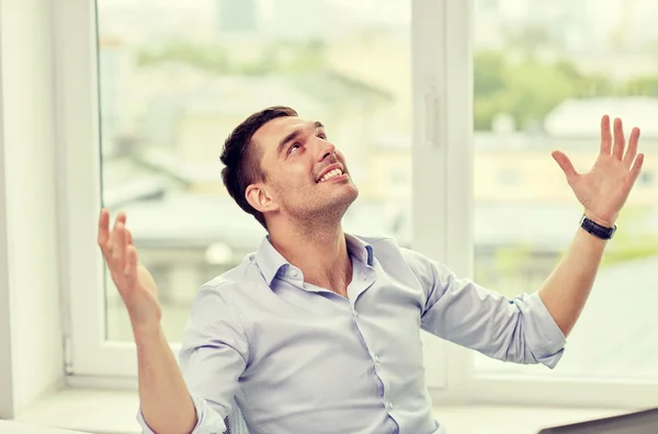 Hombre de negocios feliz con portátil en la oficina —  Fotos de Stock