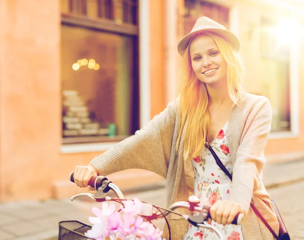 Attraktiv kvinna med cykel i staden — Stockfoto