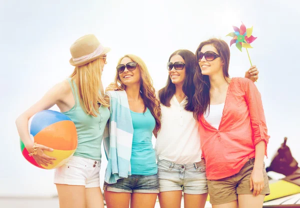 Ragazze sorridenti in tonalità divertirsi — Foto Stock