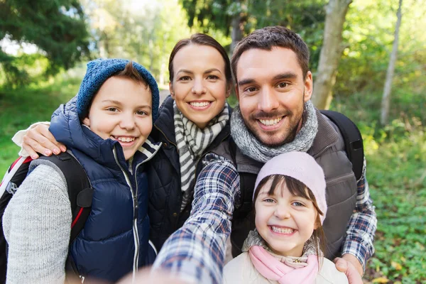 Family with backpacks taking selfie and hiking — Stock Photo, Image