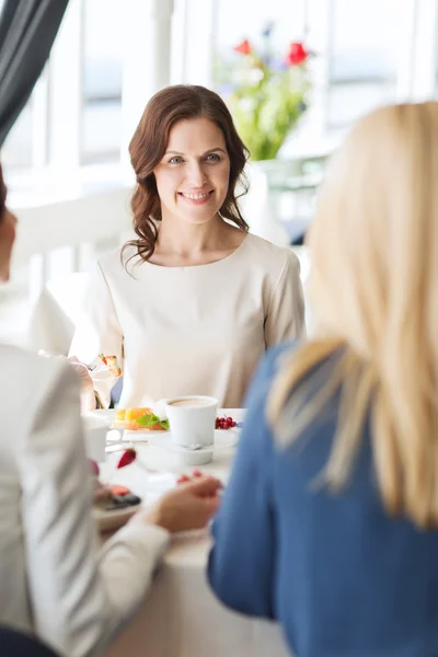 Donne che mangiano dessert e parlano al ristorante — Foto Stock