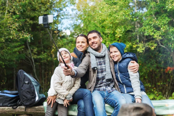 Famille heureuse avec sacs à dos randonnée — Photo